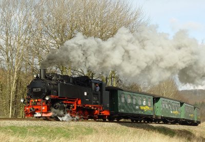 Die Rügensche BäderBahn mit geliehenen Fahrzeugen der Fichtelbergbahn unterwegs. Foto: Achim Rickelt